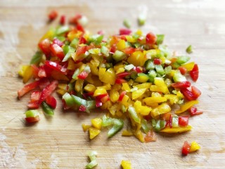 5、做饼＋美味的面条披萨饼,青红黄甜椒洗干净，切丁。(尽量切小一点。)