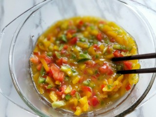 6、做饼＋美味的面条披萨饼,将切好的甜椒加入鸡蛋液中。