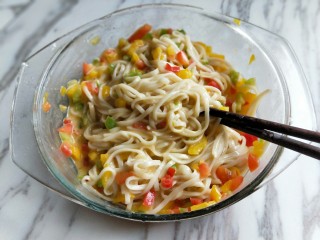 9、做饼＋美味的面条披萨饼,用筷子搅拌均匀。