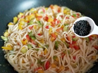 12、做饼＋美味的面条披萨饼,最后撒入熟黑芝麻。