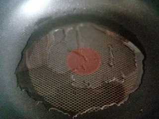 10、做饼＋美味的面条披萨饼,不粘锅中加入少许食用油。