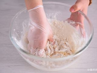 3、【烘焙配方】经典广式月饼,再用手抓捏成团（手套一次性手套）