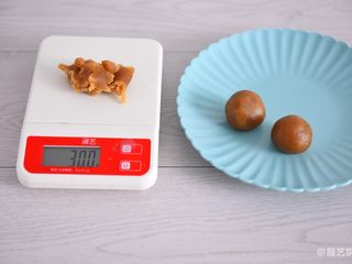 5、【烘焙配方】经典广式月饼,等待饼皮的时候先把月饼馅分为30克一个，搓成圆球形待用