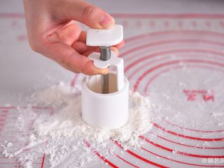 9、【烘焙配方】经典广式月饼,将50克月饼模具花片装好，按下让花片粘到面粉，再用力磕掉多余的粉