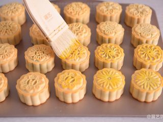 14、【烘焙配方】经典广式月饼,定型后取出表面刷少许蛋黄液，再放入烤箱继续烤15分钟样子