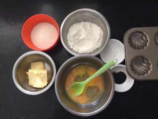 1、竹炭玛德琳,准备好所有的材料和模具。