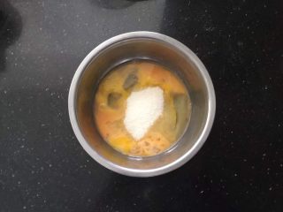 2、竹炭玛德琳,鸡蛋里面加入白糖。