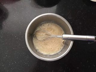 3、竹炭玛德琳,用蛋抽打均匀。