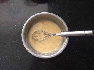 5、竹炭玛德琳,z字手法搅拌均匀。