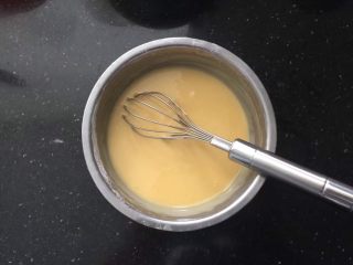 7、竹炭玛德琳,倒入面糊中搅拌均匀。