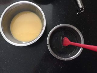 8、竹炭玛德琳,取出一半加入竹炭粉拌匀。