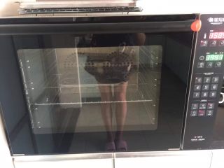 10、竹炭玛德琳,将ukoeoE6050风炉烤箱设定温度为160度、加热时间为20分钟，达到设定温度后会有智能提示音，接下来放入模具进行烘烤，待烘烤结束提示音响起立即取出脱模即可。