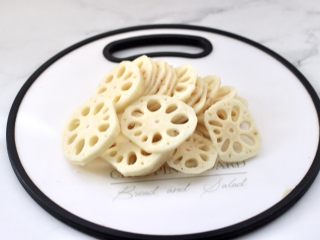 2、清爽营养的小炒鲜,藕去皮后洗净，用刀切成薄片。