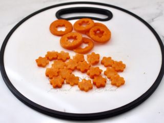 4、清爽营养的小炒鲜,胡萝卜切片后，用模具刻成小花。