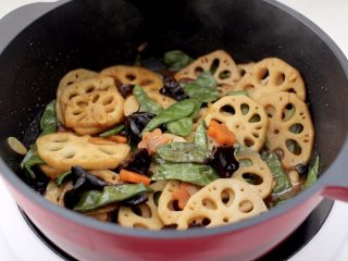 11、清爽营养的小炒鲜,看见锅中汤汁收干，即可关火。