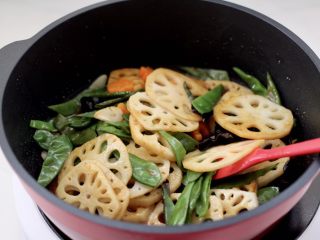 10、清爽营养的小炒鲜,大火快速翻炒片刻。