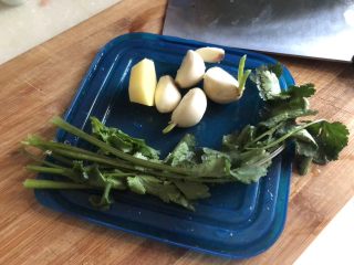 3、琐碎金鳞软玉膏➕家常红烧黄鱼,香菜择好，姜去皮，蒜剥皮，洗净