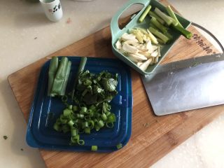 4、琐碎金鳞软玉膏➕家常红烧黄鱼,姜切姜丝，蒜切蒜片，小葱葱白切段，葱绿1/3切末，2/3切段，香菜切碎，备用