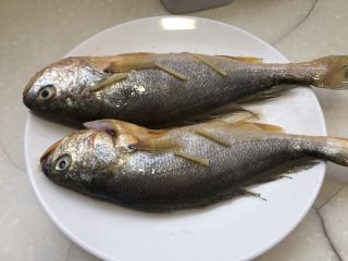 5、琐碎金鳞软玉膏➕家常红烧黄鱼,黄鱼如果肚子肉厚，可以正反各斜切三刀，淋上一勺料酒，鱼身正反面都抹上少许食盐，放上姜丝，腌制15分钟