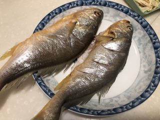 7、琐碎金鳞软玉膏➕家常红烧黄鱼,煎鱼之前，捡去生姜，用厨房纸巾把鱼身正反面的水吸干