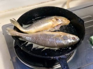 8、琐碎金鳞软玉膏➕家常红烧黄鱼,热锅后，放入适量食用油，放入黄鱼，中小火煎制
