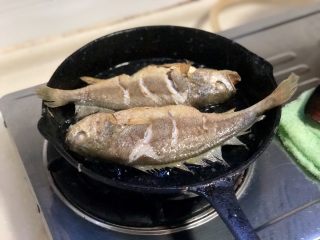 9、琐碎金鳞软玉膏➕家常红烧黄鱼,鱼放入后不要着急翻面，容易破皮粘锅，大概两三分钟晃动煎锅，鱼可以晃动，用煎铲翻面，继续煎到两面金黄，关火