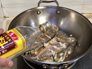 11、琐碎金鳞软玉膏➕家常红烧黄鱼,放入煎好的黄鱼，淋上一勺料酒