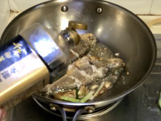 12、琐碎金鳞软玉膏➕家常红烧黄鱼,放入两勺生抽