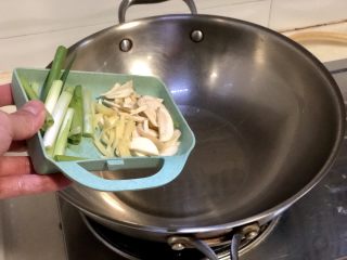 10、琐碎金鳞软玉膏➕家常红烧黄鱼,另取炒锅，如果大家刚才就是用炒锅煎的鱼就不用换锅了????，热锅后放入少许食用油，小火，加入姜丝蒜瓣葱白，煸香