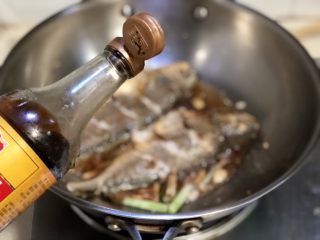 13、琐碎金鳞软玉膏➕家常红烧黄鱼,放入一勺老抽