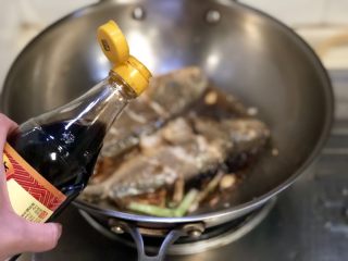 14、琐碎金鳞软玉膏➕家常红烧黄鱼,放入一勺香醋，因为不是糖醋鱼，这里醋起到提味去腥的作用，所以不用放太多