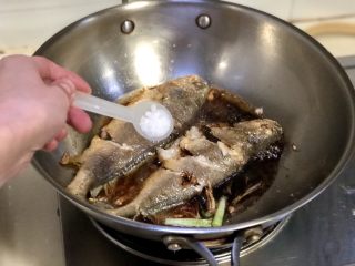 15、琐碎金鳞软玉膏➕家常红烧黄鱼,放入一小勺白糖