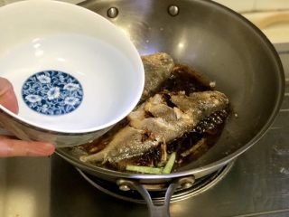 16、琐碎金鳞软玉膏➕家常红烧黄鱼,淋上大半碗清水，基本没过鱼身一多半