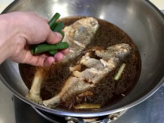 17、琐碎金鳞软玉膏➕家常红烧黄鱼,放入葱绿段，中火煮开