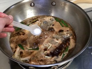 18、琐碎金鳞软玉膏➕家常红烧黄鱼,尝下咸淡，根据个人口味加入少许食盐，咸鱼淡肉，烧鱼咸一点更好吃