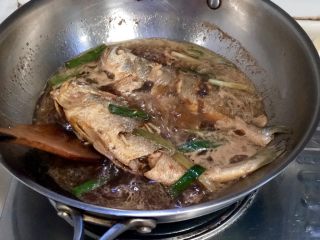 20、琐碎金鳞软玉膏➕家常红烧黄鱼,中间可以开盖将鱼身翻面，以保证两面均可以入味