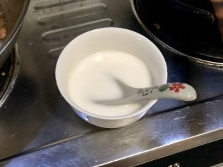 21、琐碎金鳞软玉膏➕家常红烧黄鱼,炖鱼时取一个小碗，加入两勺淀粉适量清水，搅拌均匀调成水淀粉