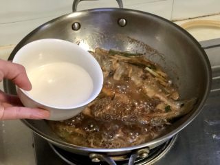 22、琐碎金鳞软玉膏➕家常红烧黄鱼,炖煮15分钟后，转中大火，淋上三勺水淀粉勾芡收汁到汤汁浓稠即可，一般我不会把汤汁收完，鱼汤冷却后的鱼冻非常好吃
