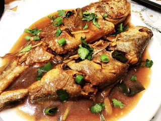 26、琐碎金鳞软玉膏➕家常红烧黄鱼,这道红烧黄鱼，做法简单，黄鱼肉嫩味鲜，营养丰富，具有很好的食疗功效。喜欢的厨友们，也快来试试吧????