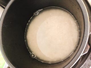 2、蛋包虾仁炒饭-宴请菜之主食,洗净后放入电饭煲蒸熟，水量大约1：1.5。