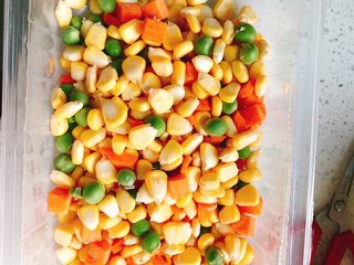 6、蛋包虾仁炒饭-宴请菜之主食,买来玉米什锦豆，清洗干净。