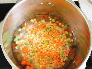 7、蛋包虾仁炒饭-宴请菜之主食,放入高压锅，倒入1盆水大火煮10分钟。