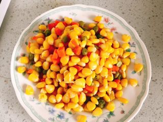 8、蛋包虾仁炒饭-宴请菜之主食,煮熟的什锦豆沥干水备用。