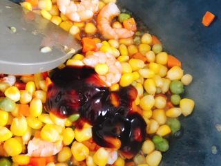 14、蛋包虾仁炒饭-宴请菜之主食,放调料：半勺盐、3勺生抽、半勺老抽、3勺蚝油、1勺糖、2勺料酒、适量白胡椒粉和椒盐。