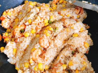 17、蛋包虾仁炒饭-宴请菜之主食,将米饭与其他食材搅拌均匀。