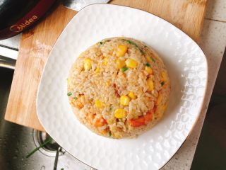 19、蛋包虾仁炒饭-宴请菜之主食,将炒饭装到一个饭碗里，倒扣到盘子上。