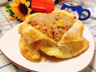 21、蛋包虾仁炒饭-宴请菜之主食,将四个开口向下翻形成花形，一道蛋包饭完成。