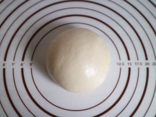 1、彩虹红豆酥,先将油皮材料混合，揉成光滑的面团，然后放在保鲜袋里松弛半个小时以上