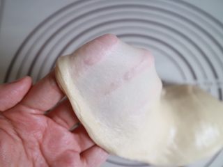 2、彩虹红豆酥,做螺旋纹的酥，油皮要到可以拉出薄膜的程度