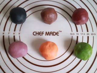 3、彩虹红豆酥,接下来将油酥材料混合成团。平均分成六份。分别加入竹炭粉、可可粉、红曲粉、紫薯粉、黄金芝士粉、抹茶粉